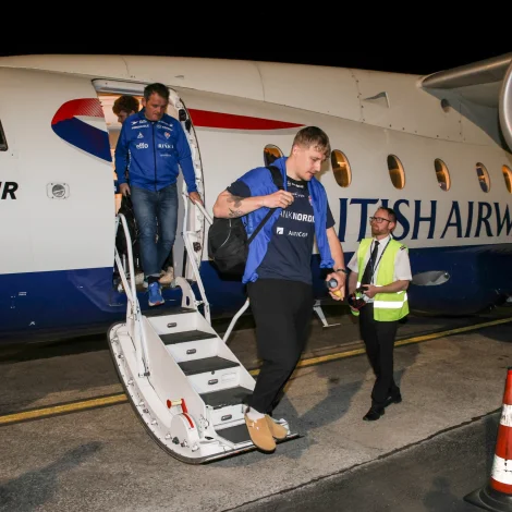 Flogfarið við føroyska ferðalagnum - eitt leiguflogfar hjá British Airways - hevur sett seg í Skopje (Mynd: Sverri Egholm)