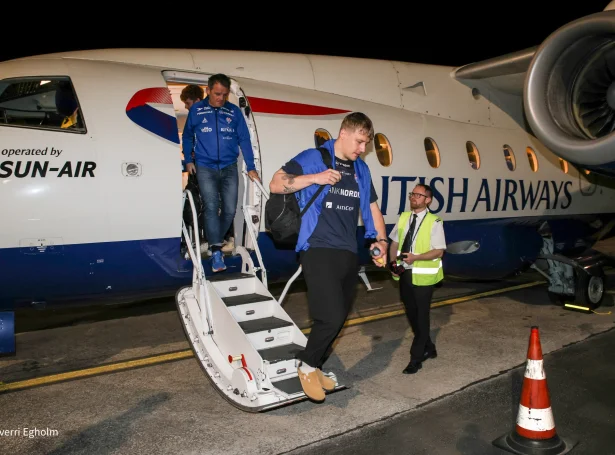 Flogfarið við føroyska ferðalagnum - eitt leiguflogfar hjá British Airways - hevur sett seg í Skopje (Mynd: Sverri Egholm)