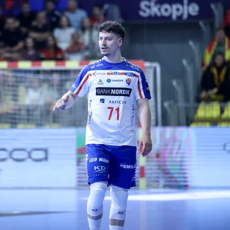 Elias á Skipagøtu hevði eitt upplegg og vann ein bólt í verjuni, ta løtuna føroyski spæskiparin var inni í Fraklandi (Savnsmynd: Sverri Egholm)