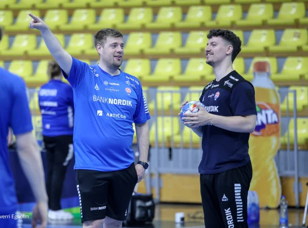 - Elias er eyðsýndur í álopinum, og skavar oftast 10+ málstig saman og ger eisini tað, at minni fokus er á hinum. Nú kann væntast at Bosnia kemur at hava fult fokus á Óla Mittún, sigur Julian Johansen, sum hevur verið hjálparvenjari á A-landsliðnum - og ungdómslandsliðsvenjari hjá Eliasi, Óla og nógvum øðrum (Savnsmynd: Sverri Egholm)