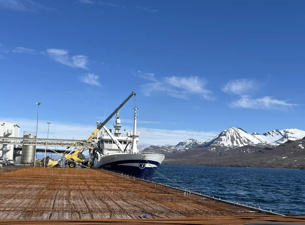 Arctic Voyager í Fáskrúðsfirði (Mynd: Loðnuvinnslan)