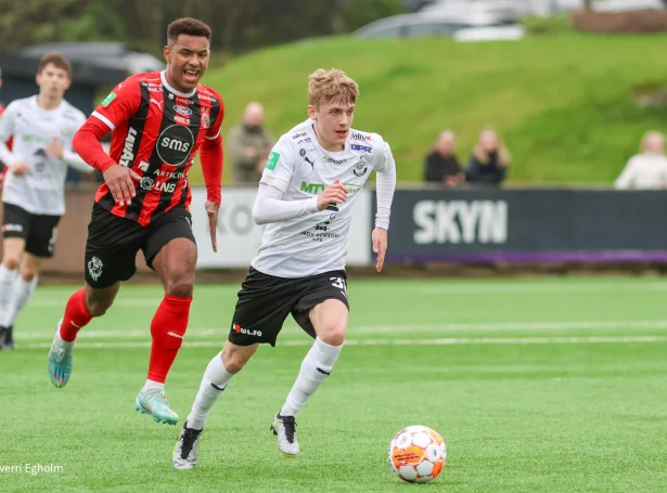 B36 fekk bert eitt stig móti NSÍ, hóast tað var 2-0 miðskeiðis í 2. hálvleiki. Sammy Skytte, ið sæst aftanfyri Mattias Hellisdal, skoraði sigursmálið fyri HB  (Savnsmynd: Sverri Egholm)