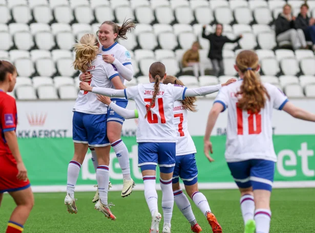 Føroyskur fagnaður fýra ferðir á Tórsvølli í dag - og so eftir síðsta bríksl. Her eftir fyrsta málið, sum Sunniva Willemoes skoraði við stútara. Annað málið hjá miðvallaranum í undankappingini (Mynd: Sverri Egholm)