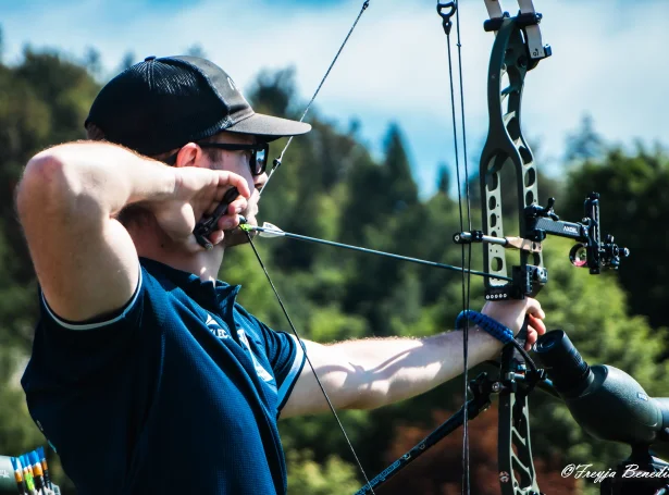 Sámuel siktar og hugsavnar seg 100 prosent, áðrenn hann sleppur pílinum við mekaniska útloysaranum, ið verður brúktur, tá skotið verður við compoundbogaMynd: Freyja Dís Benediktsdóttir