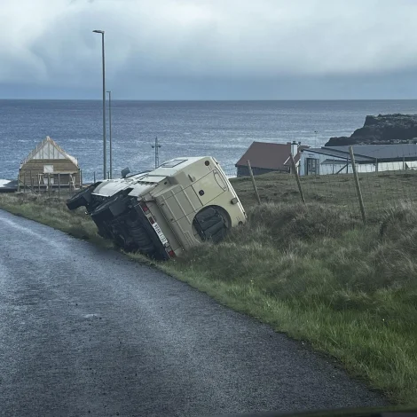 Kampingbilur koppaði av vegnum