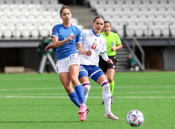Í fjør vóru Føroyar og Grikkaland í EM-undankappingarbólki saman. Grikkaland vann dystirnar 1-0 og 2-0 - skjótt hittast londini aftur. Her sæst Rúna Jacobsen í heimadystinum (Mynd: Sverri Egholm)
