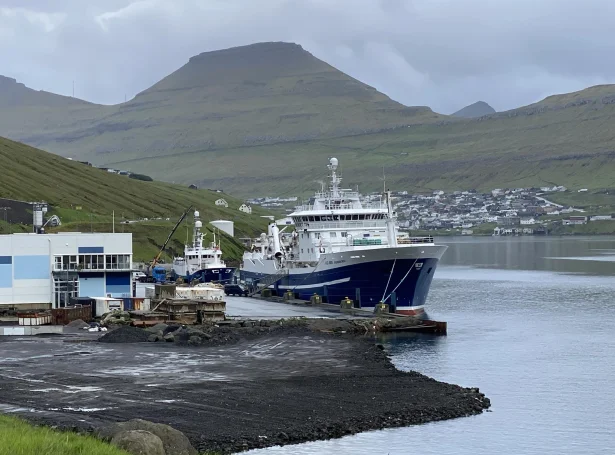 Myndin er tikin í gjár, tá ið teir byrjaðu at landa Pison, Norðborg liggur í Norðhavnini við fullari last.