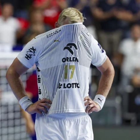 Elias skýrir tað sum eina ræðuliga uppliving, Kiel var eisini fyri knúsandi tapi. Óvanliga stórt hálvfinalutap og óvanliga fá skotin mál móti Emil Nielsen og teimum. Her goymir royndi Patrik Wiencek høvdið (Mynd: EPA)