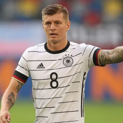 Toni Kroos er aftur á týska landsliðnum - seinasti dansur gávaða miðvallarans sum yrkisspælari verður EM-endaspælið á heimavølli