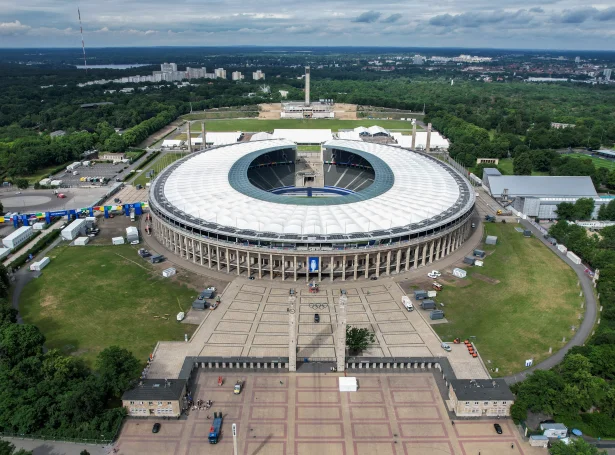 Olympiastadion í Berlin hýsir beint yvir 70.000 áskoðarum. Seks dystir skulu spælast her næsta mánaðin - millum annað EM-finalan (Mynd: EPA)