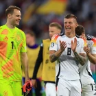 Royndu Manuel Neuer og Toni Kroos kundu stórfegnast eftir stórsigur á Skotlandi - hóast ein bóltur á óhepnan hátt fór framvið Neuer (Mynd: EPA)