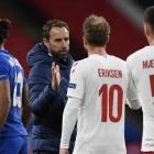 Eriksen skoraði fyri Danmark, sum fekk eitt stig móti Slovenia. Southgate fekk trý stig, men fleiri spurnartekin við hann og liðið eftir kvøldsins dyst móti Serbia (Mynd: EPA)