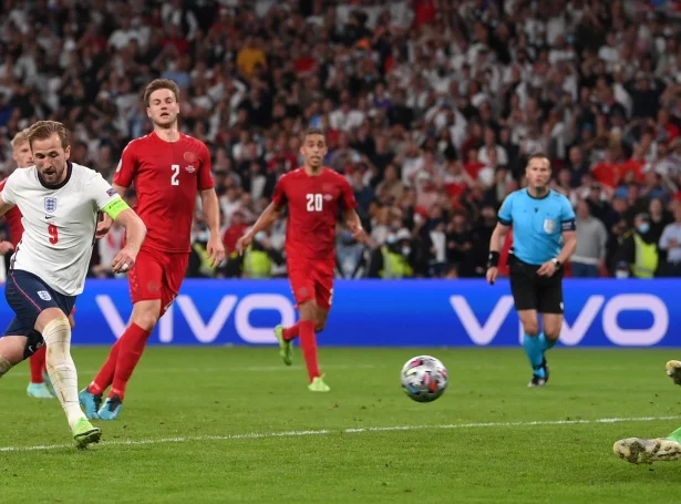 Kane og Ongland vóru omaná í EM-hálvfinaluni á Wembley í 2021, tá Danmark bjóðaðu av, men heimaliðið var omaná (Mynd: EPA)