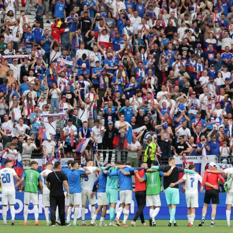 Slovensku spælararnir og áskoðarnir stórfegnast eftir 1-0 sigurin á belgisku favorittunum (Mynd: EPA)