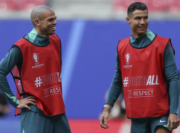 Samanlagt eru teir 80-ára gamlir. Pepe og Ronaldo vóru lyklaspælarar, tá Portugal vann EM-gull í 2016 og hava eisini vunnið nógv saman í Real Madrid (Mynd: EPA)