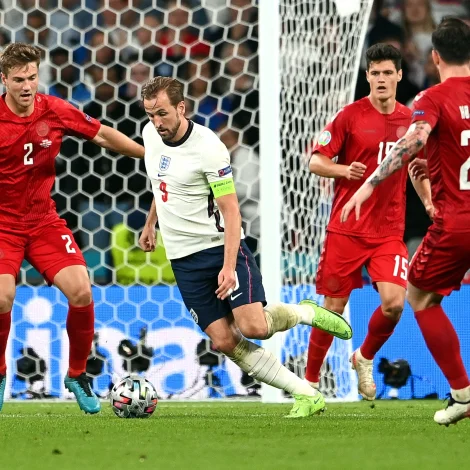 Harry Kane og Ongland vóru omaná í EM-hálvfinaluni fyri trimum árum síðani. Danmark hevur áður bjóðað Onglandi av og skal royna at gera tað í Frankfurt í kvøld (Mynd: EPA)