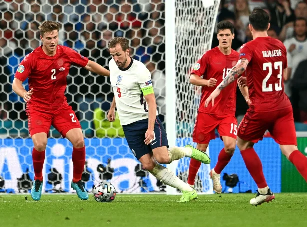 Harry Kane og Ongland vóru omaná í EM-hálvfinaluni fyri trimum árum síðani. Danmark hevur áður bjóðað Onglandi av og skal royna at gera tað í Frankfurt í kvøld (Mynd: EPA)