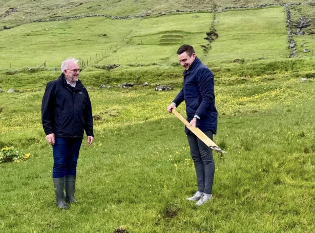 Í gjár, mikudagin 19. juni, hevði Per Martin Gregersen úr at gera við at loysa fløg. Her saman við Dávidi Jacobsen. Arbeiðið við íbúðunum fer eftir ætlan at vera liðugt í 2026 (Mynd: Eysturkommuna)