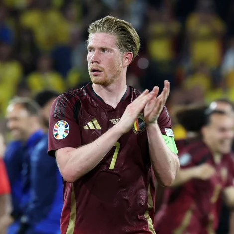 Kevin De Bruyne og liðfelagarnir reistust eftir tunga byrjan. Miðvallarin skoraði til 2-0 og skapti fleiri støður (Mynd: EPA)