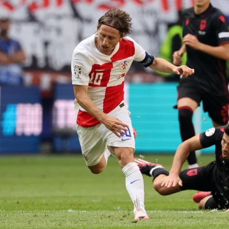 Verður hetta seinasti EM-dysturin hjá Luka Modric nakrantíð? Kroatia spælir fyri 1/8-finaluplássinum klokkan 20 (Mynd: EPA)