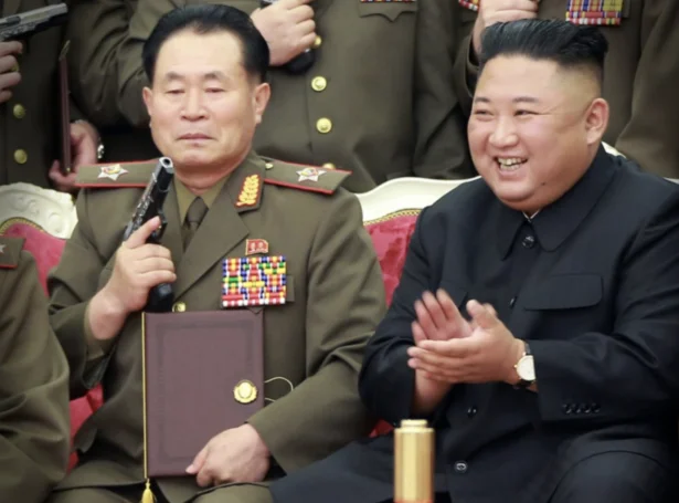 Pak Jong-chon og Kim Jong-un (Mynd: NK News)