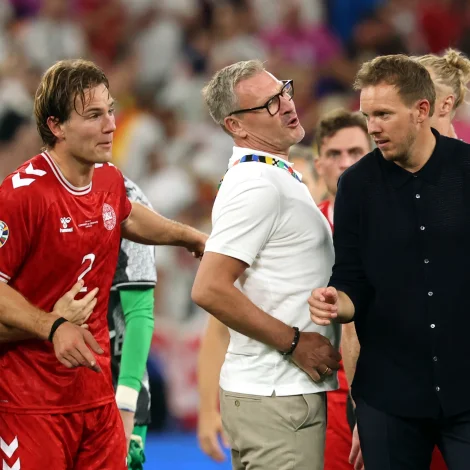 Joachim Andersen, ið fekk mál kolldømt og gjørdi brotsspark, var ónøgdur. Julian Nagelsmann sjálvandi meira nøgdur (Mynd: EPA)