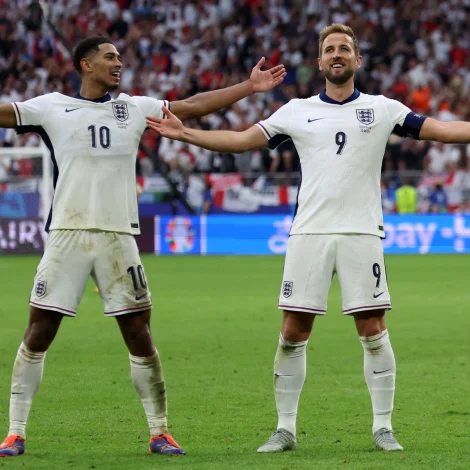 Jude Bellingham og Harry Kene í áttandapartsfinaluni móti Slovakia, sum Kane avgjørdi. Enski liðformaðurin hevur leikliga ikki verið á sínum vanligum stigi, og spurnartekin eru framvegis frammi dagin fyri finaluna móti Spania (Mynd: EPA)