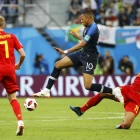 Ein ungur Kylian Mbappé í gjøgnumbroti í HM-hálvfinaluni móti Belgia. Kevin De Bruyne hyggur at. Í kvøld hittast grannarnir aftur til 