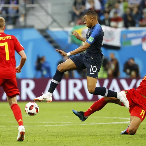 Ein ungur Kylian Mbappé í gjøgnumbroti í HM-hálvfinaluni móti Belgia. Kevin De Bruyne hyggur at. Í kvøld hittast grannarnir aftur til 