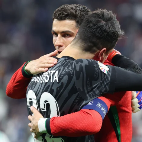 Cristano Ronaldo kendi seg lættan í Frankfurt: Royndi áleyparin misnýtti nakrar royndir og millum annað eitt brotsspark í longdu leiktíðini. Diogo Costa varð dagsins maður hjá Portugal (Mynd: EPA)
