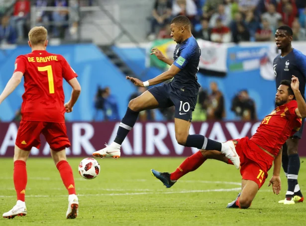 Ein ungur Kylian Mbappé í gjøgnumbroti í HM-hálvfinaluni móti Belgia. Kevin De Bruyne hyggur at. Í kvøld hittast grannarnir aftur til 