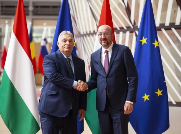 Viktor Orbán og ES-forsetin, Charles Michel (t.h.) í Brússel í gjár (Mynd: EPA)