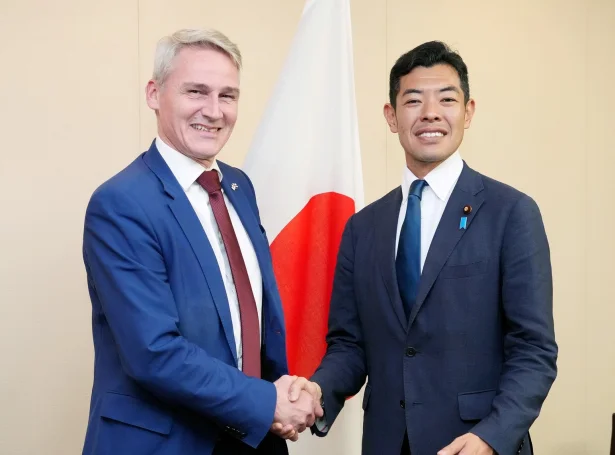 Mynd: Landsstýrismaðurin í uttanríkis- og vinnumálum og japanski varauttanríkisráðharrin, Kytoto Tsuji (Ministry of Foreign Affairs of Japan)