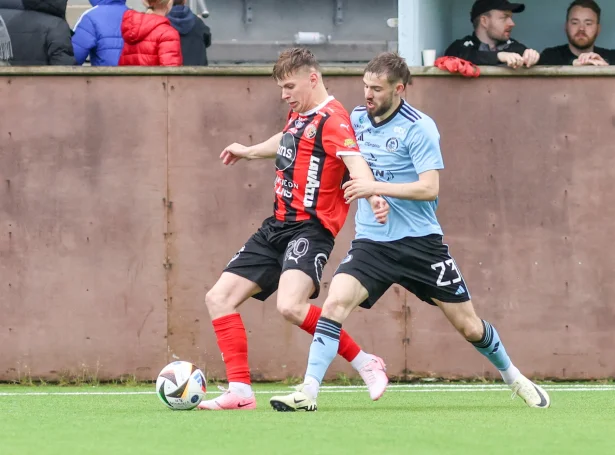 Víkingur hevur tvær ferðir í ár vunnið á HB í Sarpugerði (2-1 og 2-0) Í kvøld er neyðugt við minst einum máli fyri at hava møguleikan at koma víðari - hetta kann enda við longdari leiktíð og brotsspørkum (Savnsmynd: Sverri Egholm)