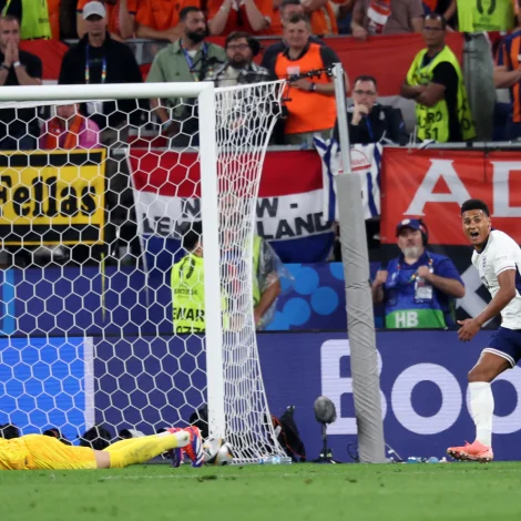 Ollie Watkins hevur skorað til 2-1 í 91. minutti (Mynd: EPA)