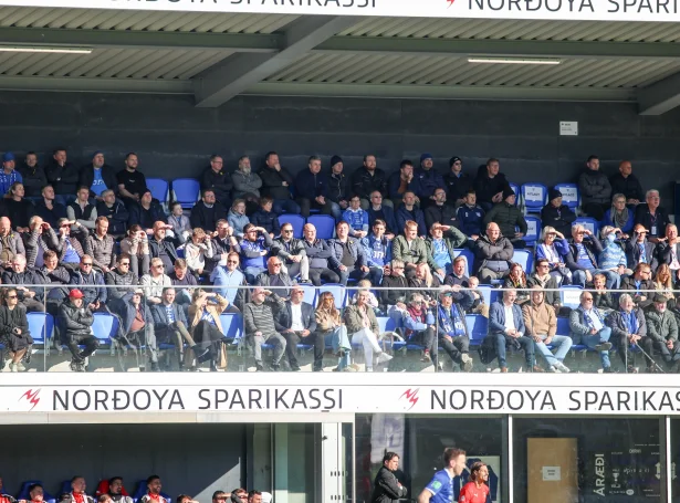 Áskoðarafjøldin í 'Bláa Skýlinum' við Djúpumýru til fyrra dystin móti FC Differdange. Tá vóru umleið 1000 fólk - í Malmö vera upp ímóti 20.000 áskoðarar (Mynd: Sverri Egholm)