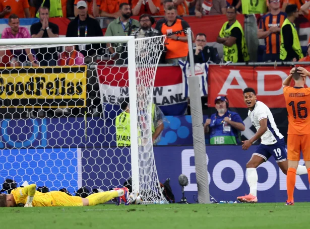 Ollie Watkins hevur skorað til 2-1 í 91. minutti (Mynd: EPA)