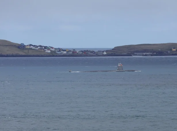 USS Albany var í Nólsoyarfirði síðst í apríl. Nú kemur kavbáturin aftur (Mynd: Birgir Kruse)