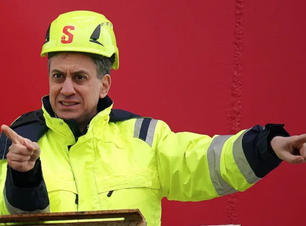 Ed Miliband nýggi bretski orkuráðharrin, sum undan valinum vildi steðga øllum leiti- og borivirksemi í Norðsjónum, og sum nú eftir øllum at døma dregur í land í onkrum føri.