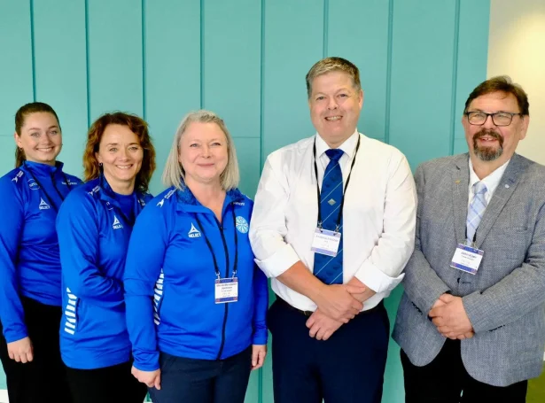 Anna Maria Toftegaard, starvsnevndarlimur í ÍSF, Solby Christiansdóttir, oyggjaleikasamskipari, Elin Heðinsdóttir Joensen, forseti í ÍSF, Andrew Inkster, formaður í IIGA og John Kjær, serligur oyggjaleikaráðgevi hjá ÍSF (Mynd: Bob Kerr)