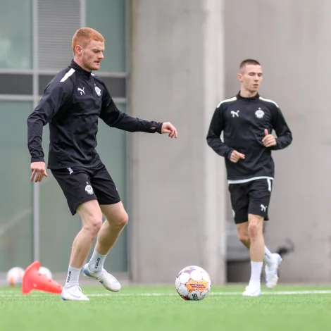 Hannes Agnarsson og Símun Sólheim vóru báður við, tá B36 fyri tveimum árum síðani vendu 0-2 eftir fyrra dystin til víðari luttøku í Conference League. Her til venjing á Tórsvølli í gjár, har teir í dag skulu royna at venda øllum (Mynd: Sverri Egholm)