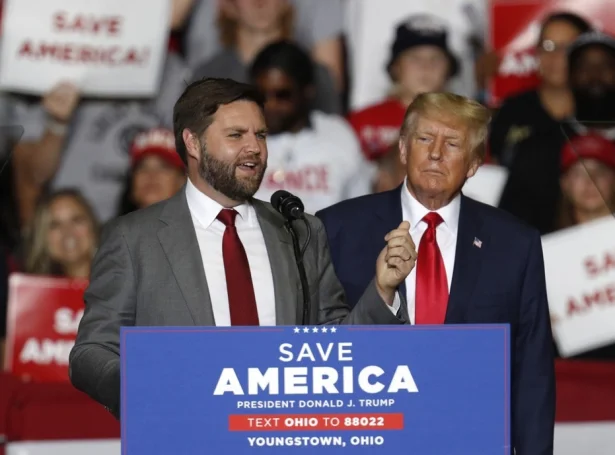 J.D. Vance fekk dyggan stuðul frá Donald Trump í valstríðnum undan senatorvalinum í 2022 (Mynd: EPA)