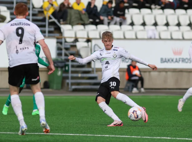 Mattias í skotroynd í dystinum móti FK Auda. Tað gekst ikki sum ætlað í gjárkvøldið, men miðvallarin vísti sínar dygdir í løtum móti lettiska liðnum og varð kosin dagsins maður hjá heimaliðnum (Mynd: Sverri Egholm)