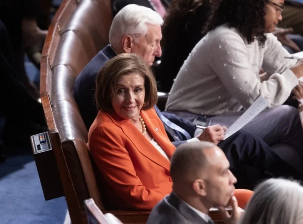 Nancy Pelosi hevur í tveimum førum verið forkvinna í umboðsfólkatinginum (Savnsmynd: EPA)