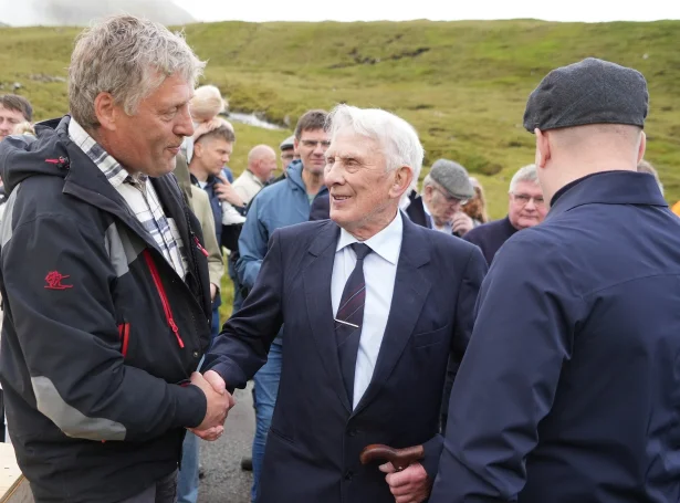 Svend Joensen, elsti maður í Fámjin, lat skotið av (Mynd: Landsverk)