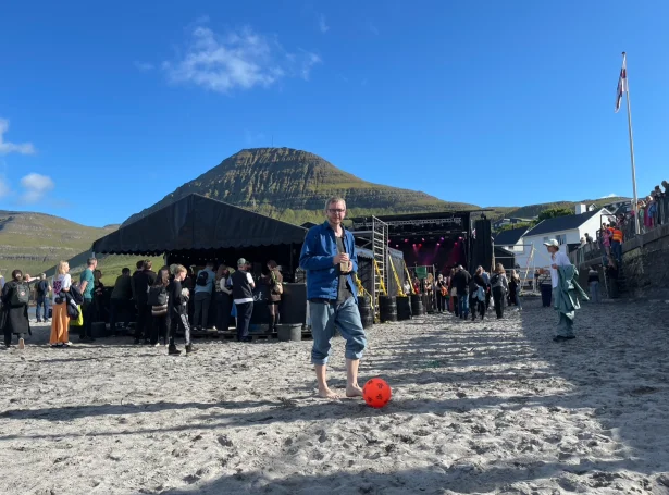 Teitur Lassen spælir á sandinum á G! í løtuni. Mynd Jan Müller