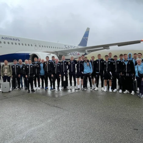 Víkinga-ferðalagið í Vágum undan fráferð fyrr í kvøld (Mynd: Víkingur)