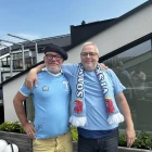 Richard Leufstedt, stovnari av MFF Supporterhuset, og føroyski Michael Christiansen, ið er Malmö FF stórfjeppari. (Mynd: Áron Vest)