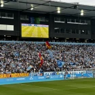 Fjepparar hjá Malmö FF undir fyrra dystinum, sum varð spældur í Malmø fyri júst einari viku síðani. (Mynd: Áron Vest)