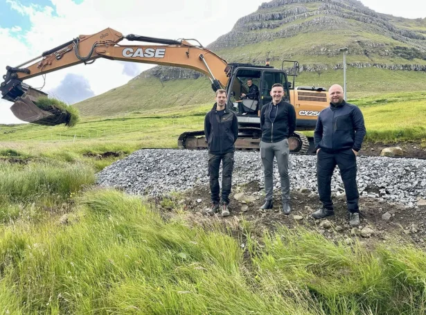 Umboð fyri Sp/f Mai 24, umframt borgarstjóran og formannin í Byggi og Býarskipanarnevndini í Eysturkommunu, vóru við til at seta spakan í (Mynd: Eysturkommuna)